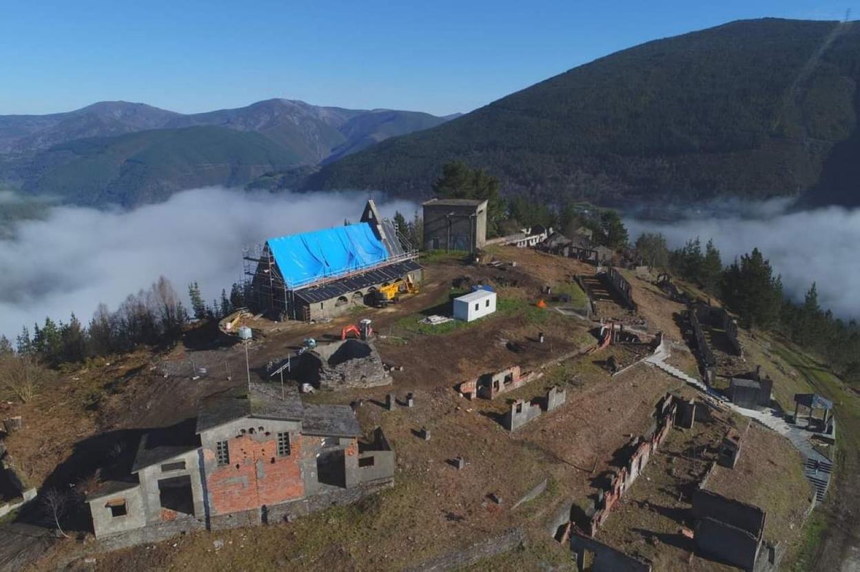 Imagen aérea de la iglesia y el poblado de A Paicega durante una jornada de trabajo. 