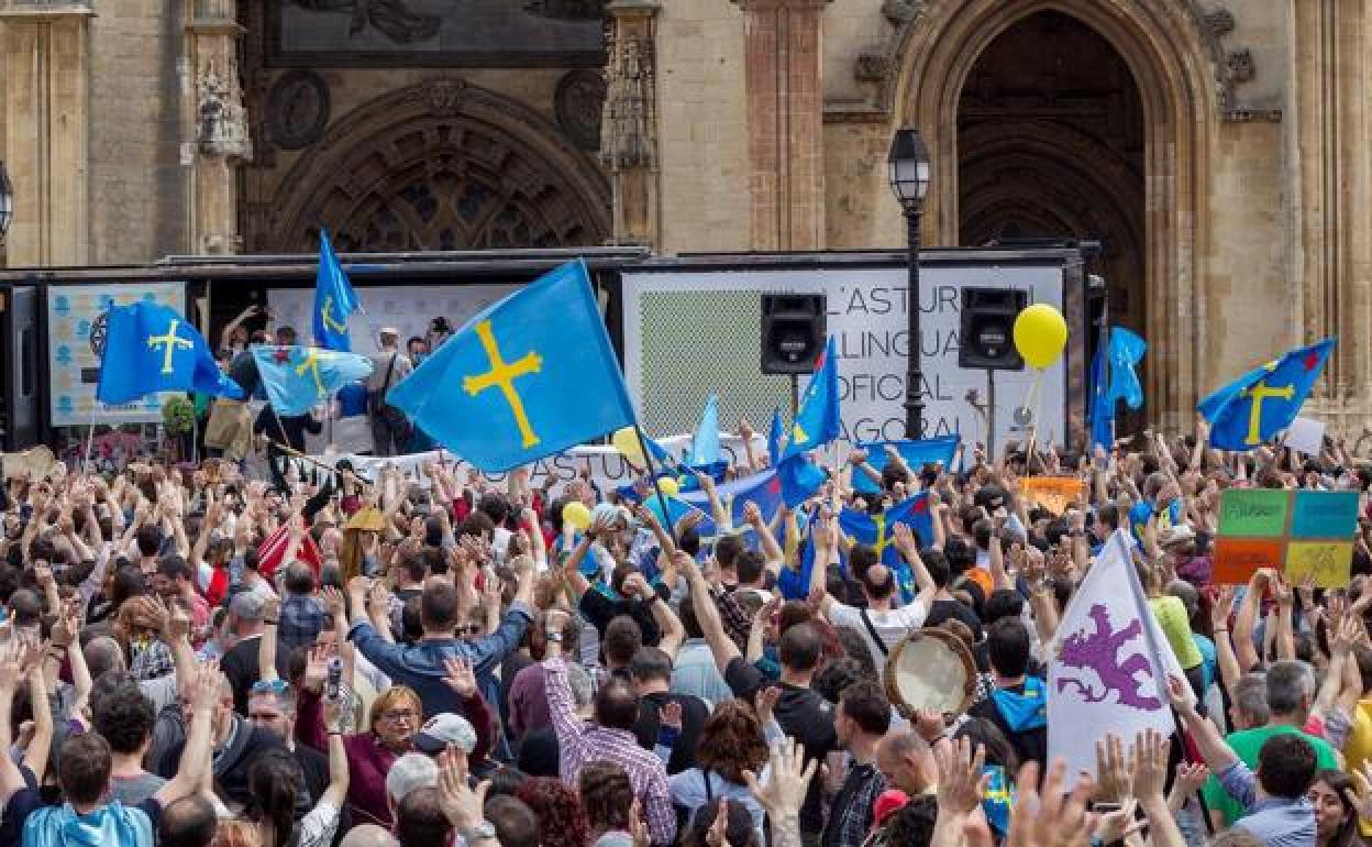 Manifestación por la oficialidad del asturiano en Oviedo.