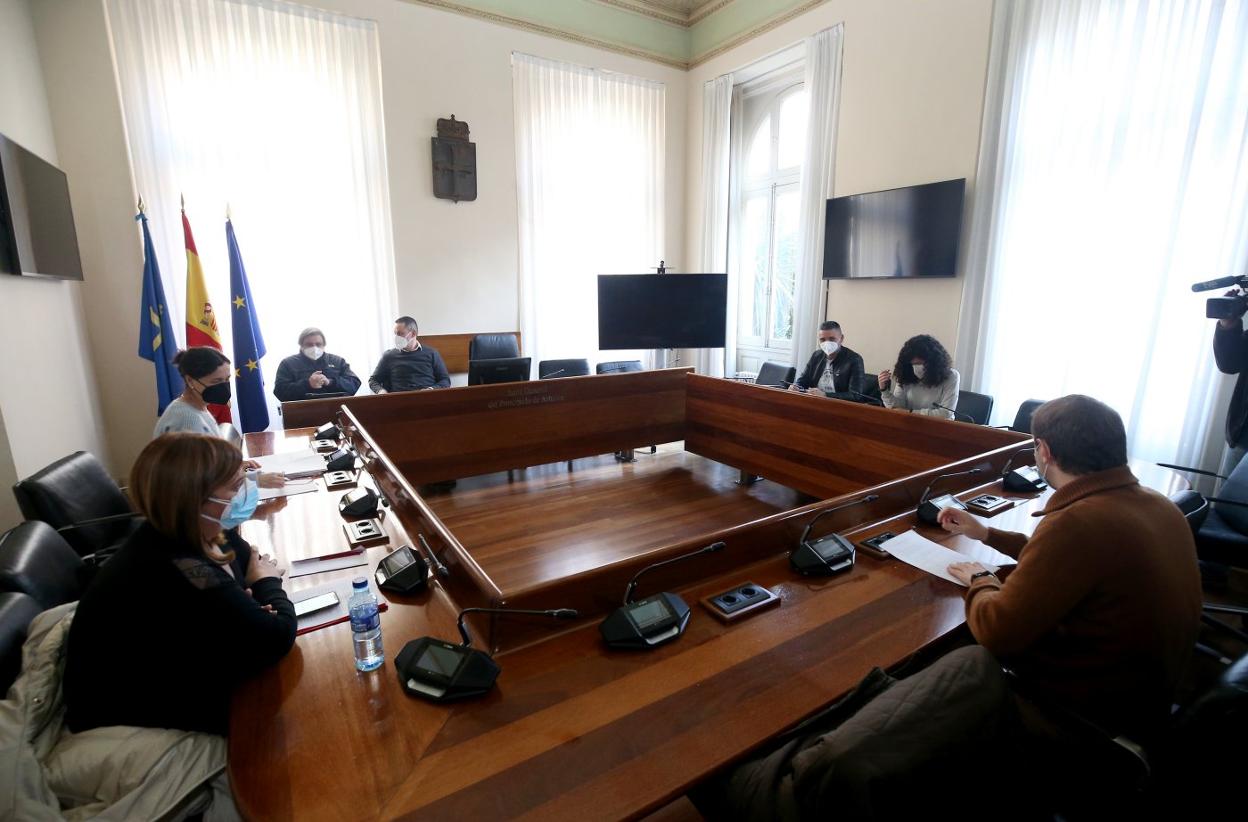 Los representantes de PSOE, IU, Podemos y Foro, en la reunión del pasado lunes en la que se constató el fracaso de la negociación. 