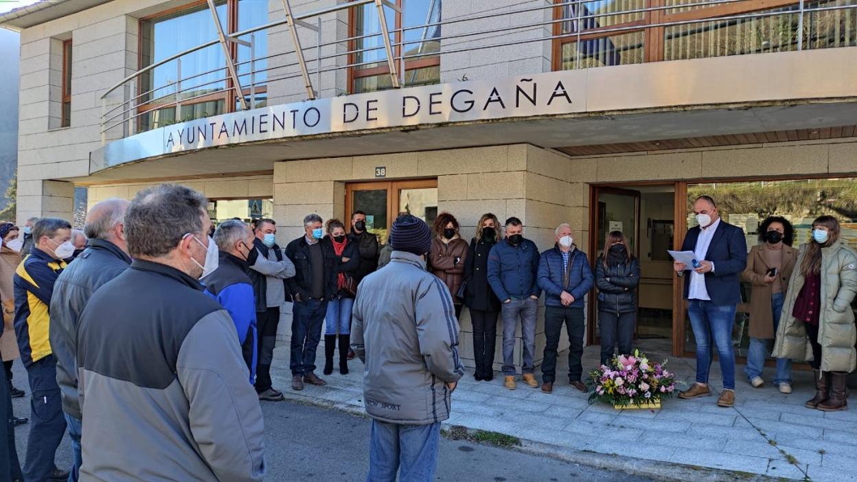 Vecinos y políticos de Degaña se reúnen frente al ayuntamiento para rendir homenaje a Sheila Barrero, fallecida en 2004. 