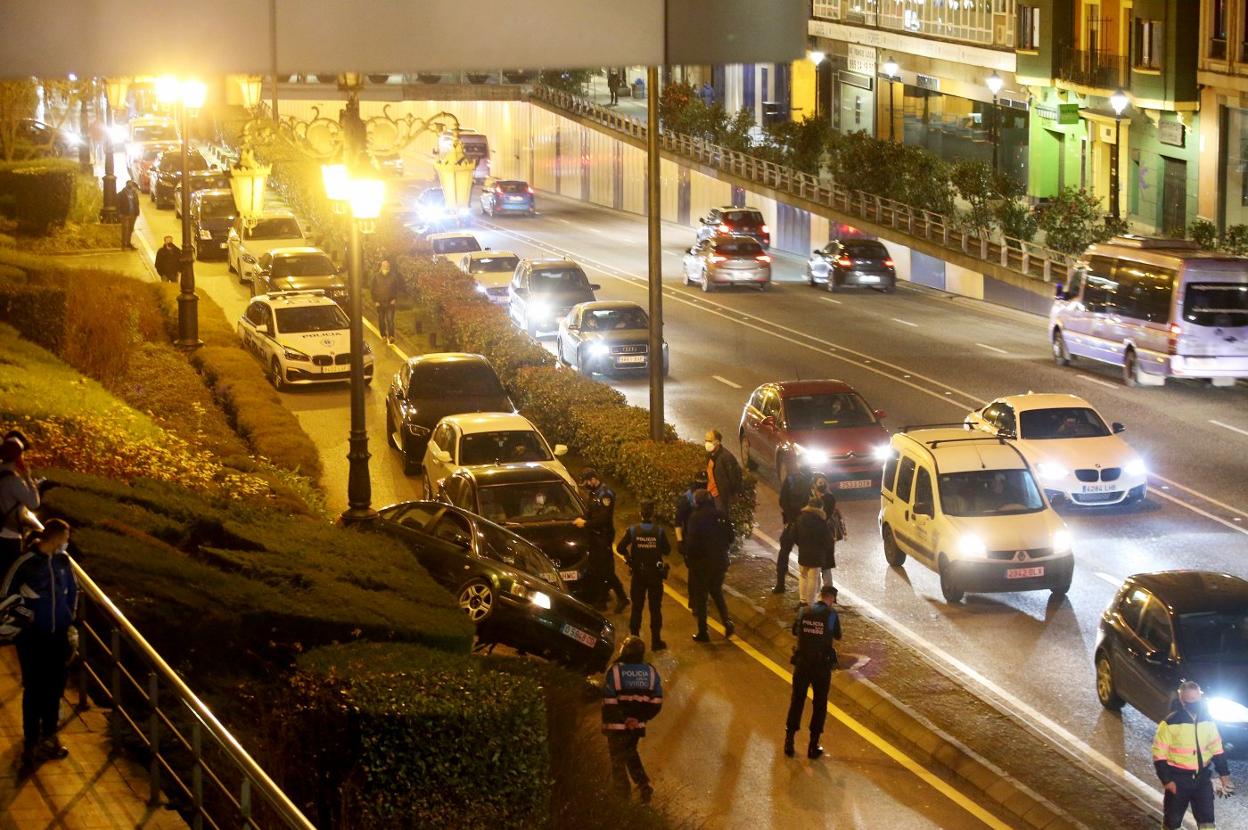 Una vista del coche accidentado en la avenida de Santander. 