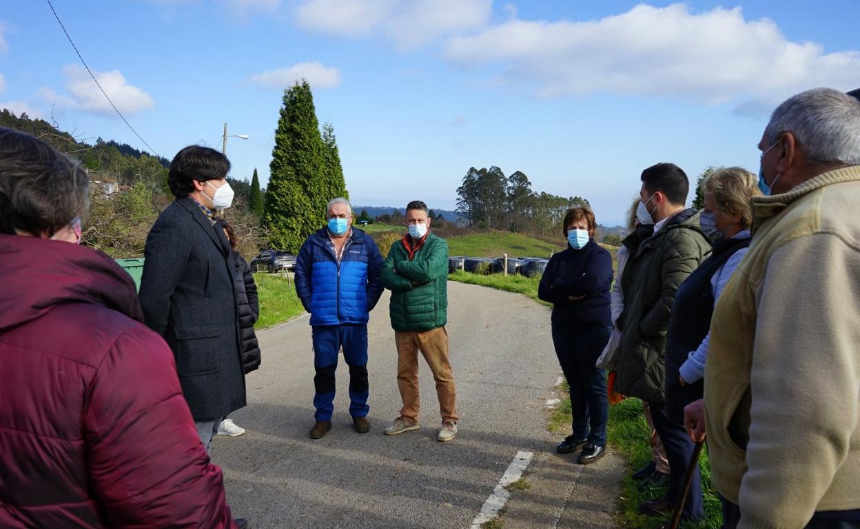 El consejero conversa con los vecinos de la localidad de Villeirín. 