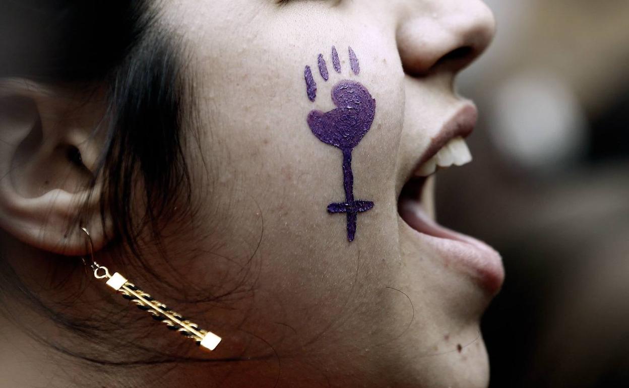 Una joven protesta por la igualdad en una manifestación feminista. 