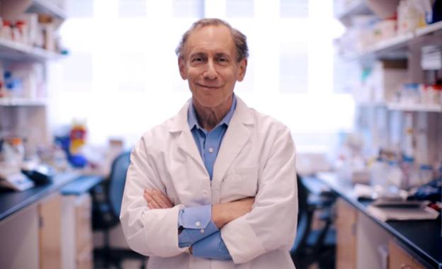 El ingeniero químico Robert Langer, en su laboratorio.