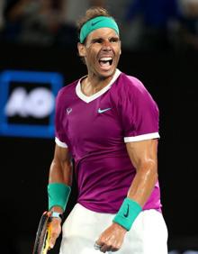 Imagen secundaria 2 - Nadal golpea una bola, saluda a Berretini y celebra la victoria. 