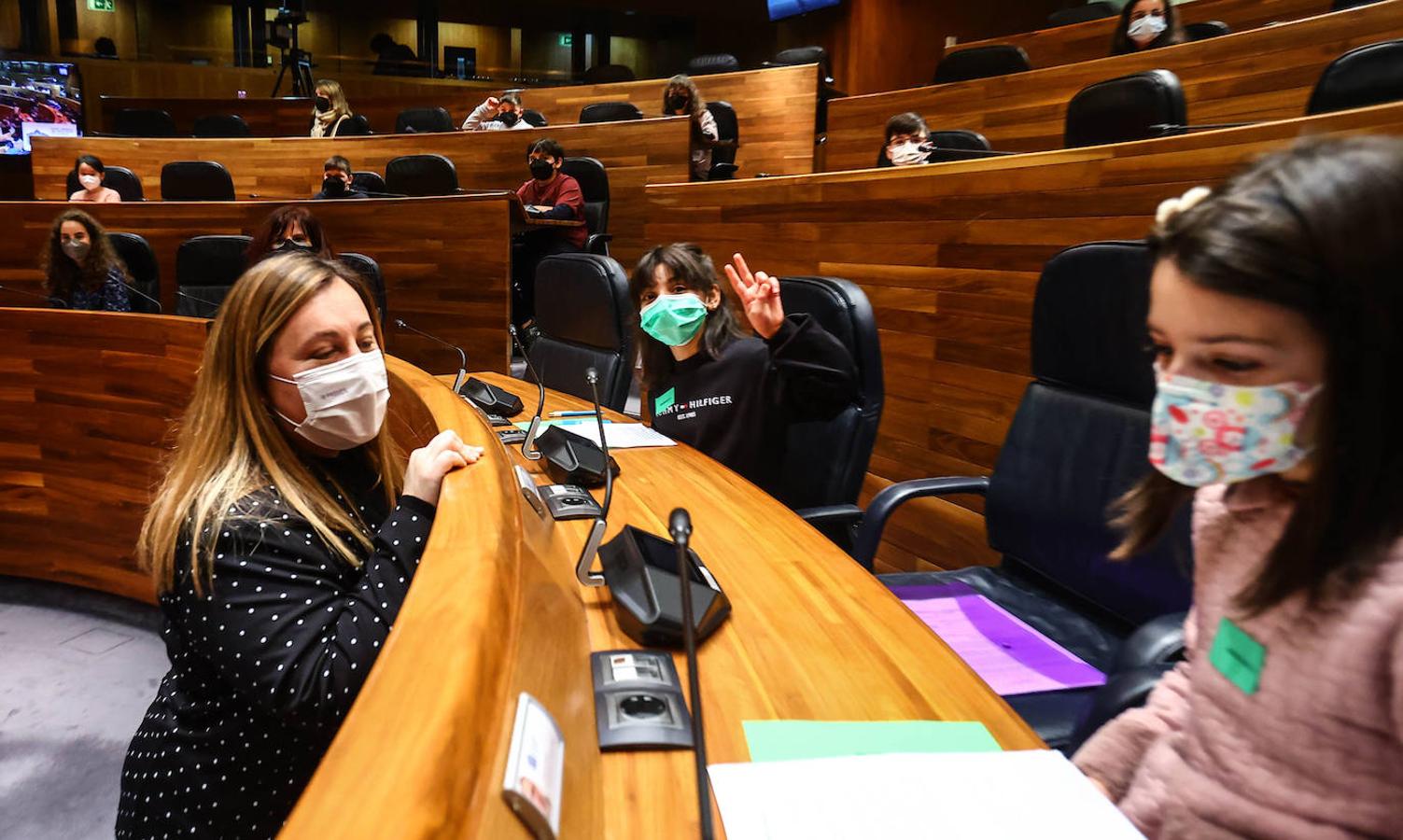 Multitud de escolares ha ocupado este jueves los sillones del salón de Plenos de la Junta General, en Oviedo, con motivo de la celebración de un pleno infantil en el que los jóvenes, de entre 12 y 17 años, han aportado su punto de vista entre los diversos temas que más les preocupan.
