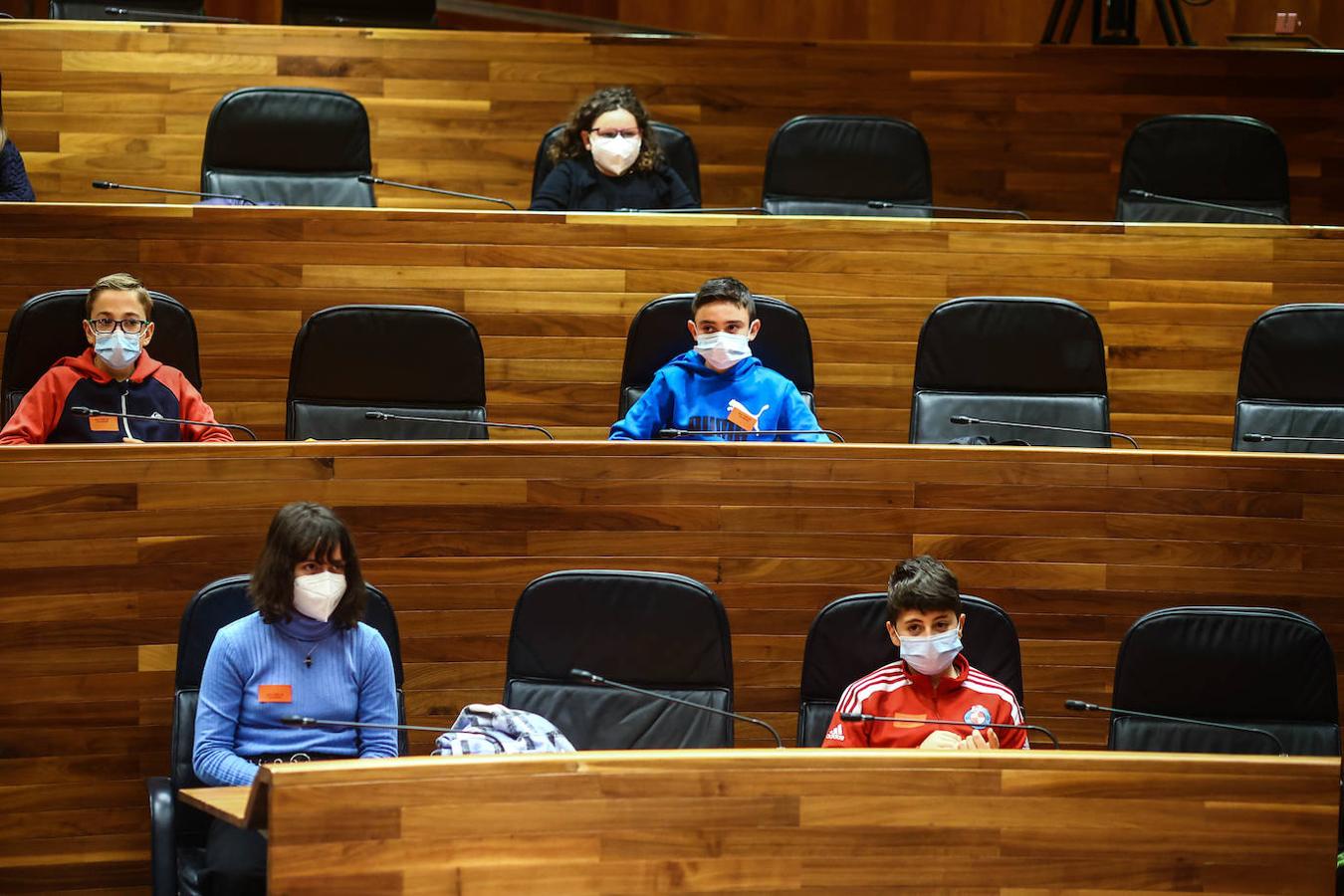 Multitud de escolares ha ocupado este jueves los sillones del salón de Plenos de la Junta General, en Oviedo, con motivo de la celebración de un pleno infantil en el que los jóvenes, de entre 12 y 17 años, han aportado su punto de vista entre los diversos temas que más les preocupan.