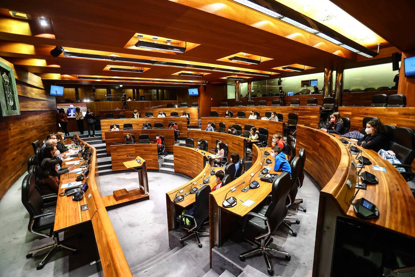 Multitud de escolares ha ocupado este jueves los sillones del salón de Plenos de la Junta General, en Oviedo, con motivo de la celebración de un pleno infantil en el que los jóvenes, de entre 12 y 17 años, han aportado su punto de vista entre los diversos temas que más les preocupan.