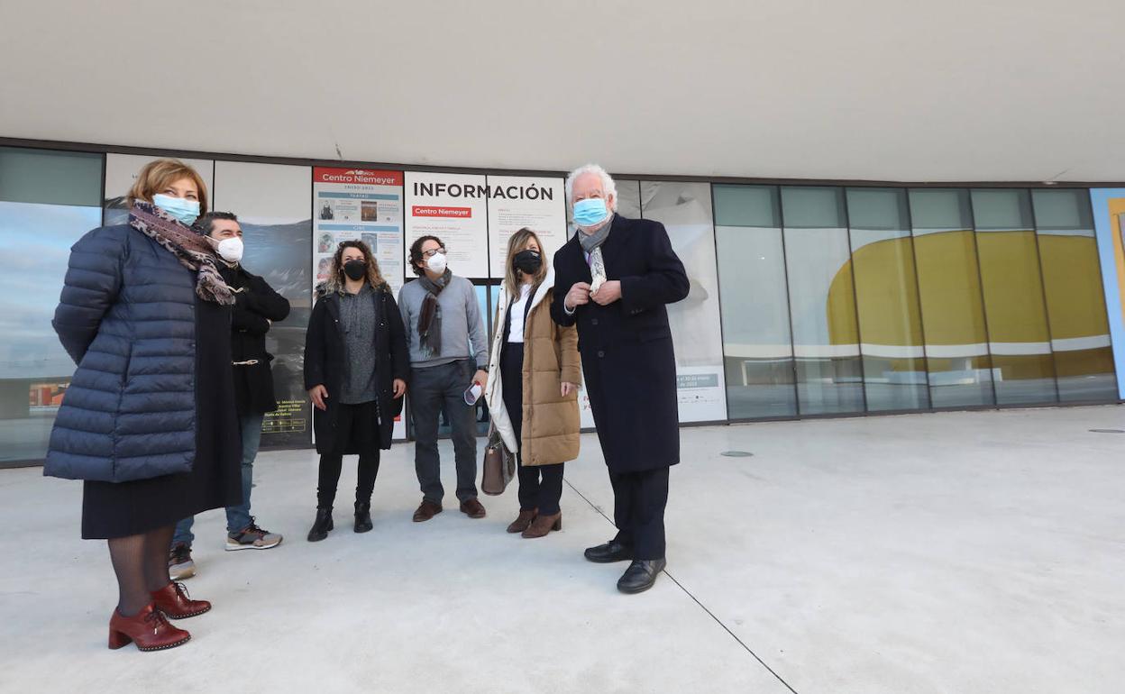 La alcaldesa y el director del Niemeyer con los portavoces de los grupos políticos municipales. 