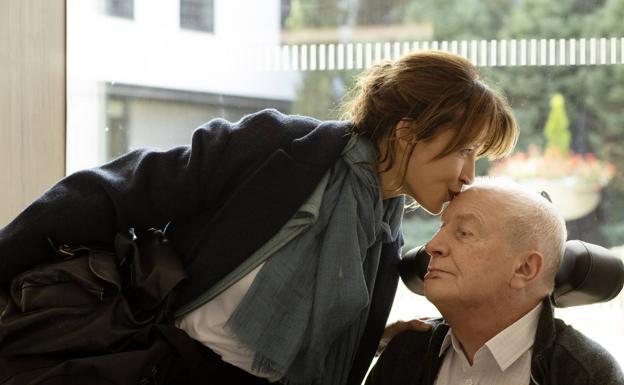 Sophie Marceau y André Dussolier en 'Todo ha ido bien'.