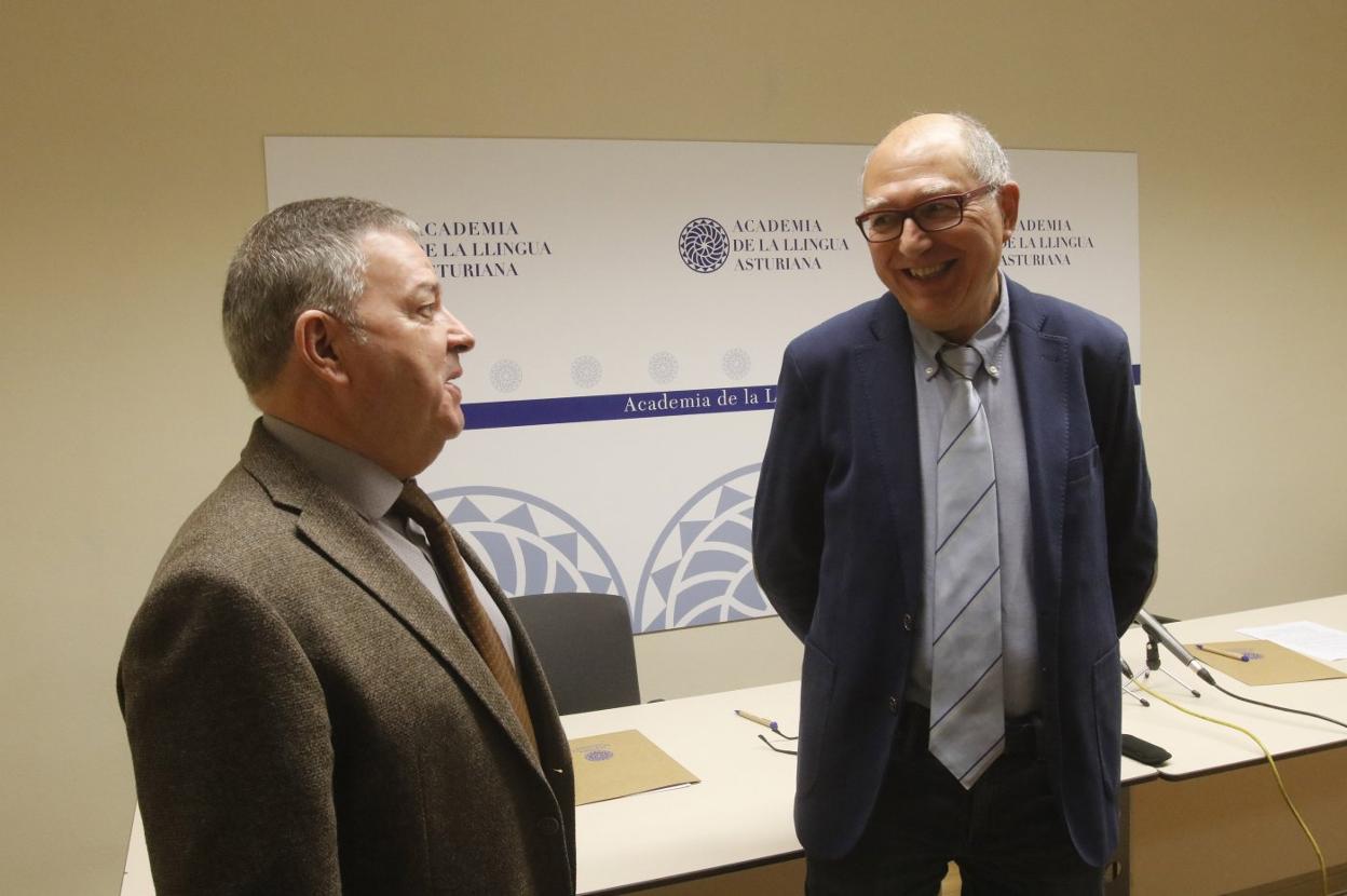 El presidente y el secretario de la Academia de la Llingua Asturiana, Xosé Ramón González Riaño y Xosé Ramón Iglesias,ayer, en la sede de la institución en Oviedo. 