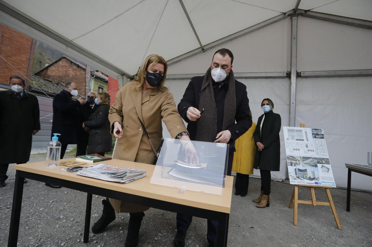 Carmen Arbesú, alcaldesa de Langreo, junto a Adrián Barbón, en la colocación de la primera piedra del palacio de justicia langreano. 