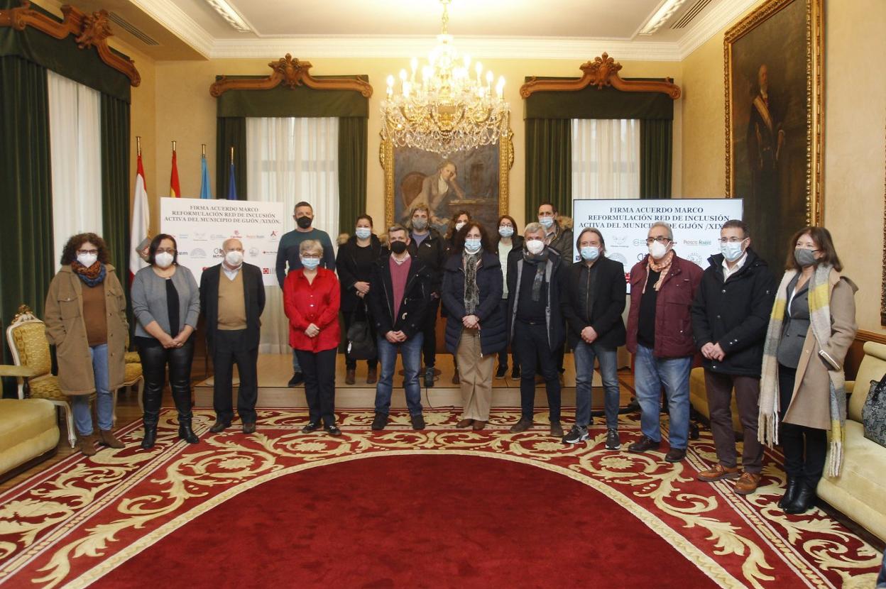 La alcaldesa y la concejala de Bienestar Social, con representantes de las quince entidades de la Red de Inclusión Activa. 