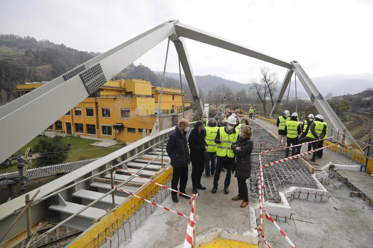 Las autoridades visitaron las obras de construcción del nuevo puente de La Luisa, en Mieres, que están a punto de acabar. 