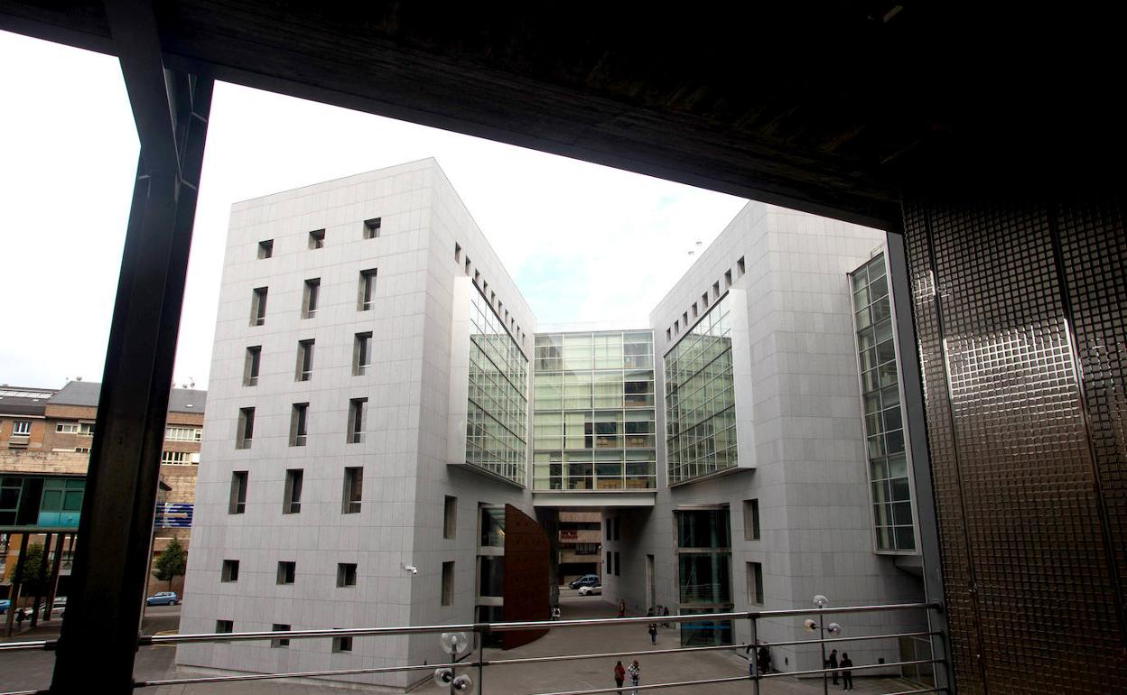 Coronavirus | La Fiscalía, en contra de permitir a una madre llevar a su hijo de 5 años sin vacunar a una boda al extranjero