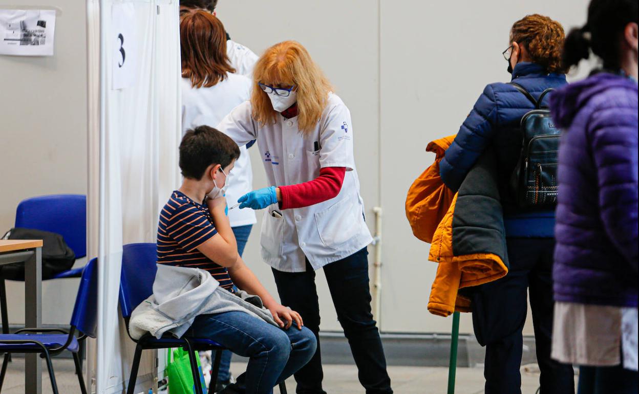 Vacunación a niños contra la covid en el Palacio de Deportes.