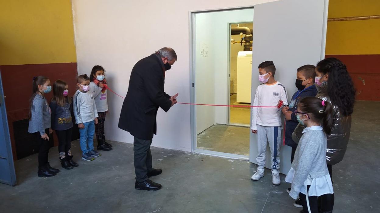 Aníbal Vázquez inaugura la instalación en el colegio de Rioturbio. 