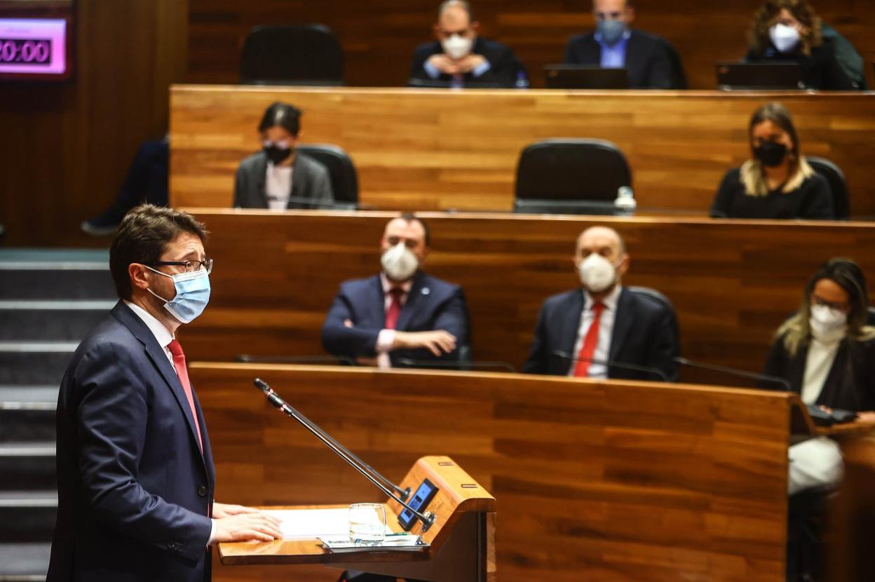 El consejero de Industria interviene en el Pleno de la Junta en el que fue reprobado. 