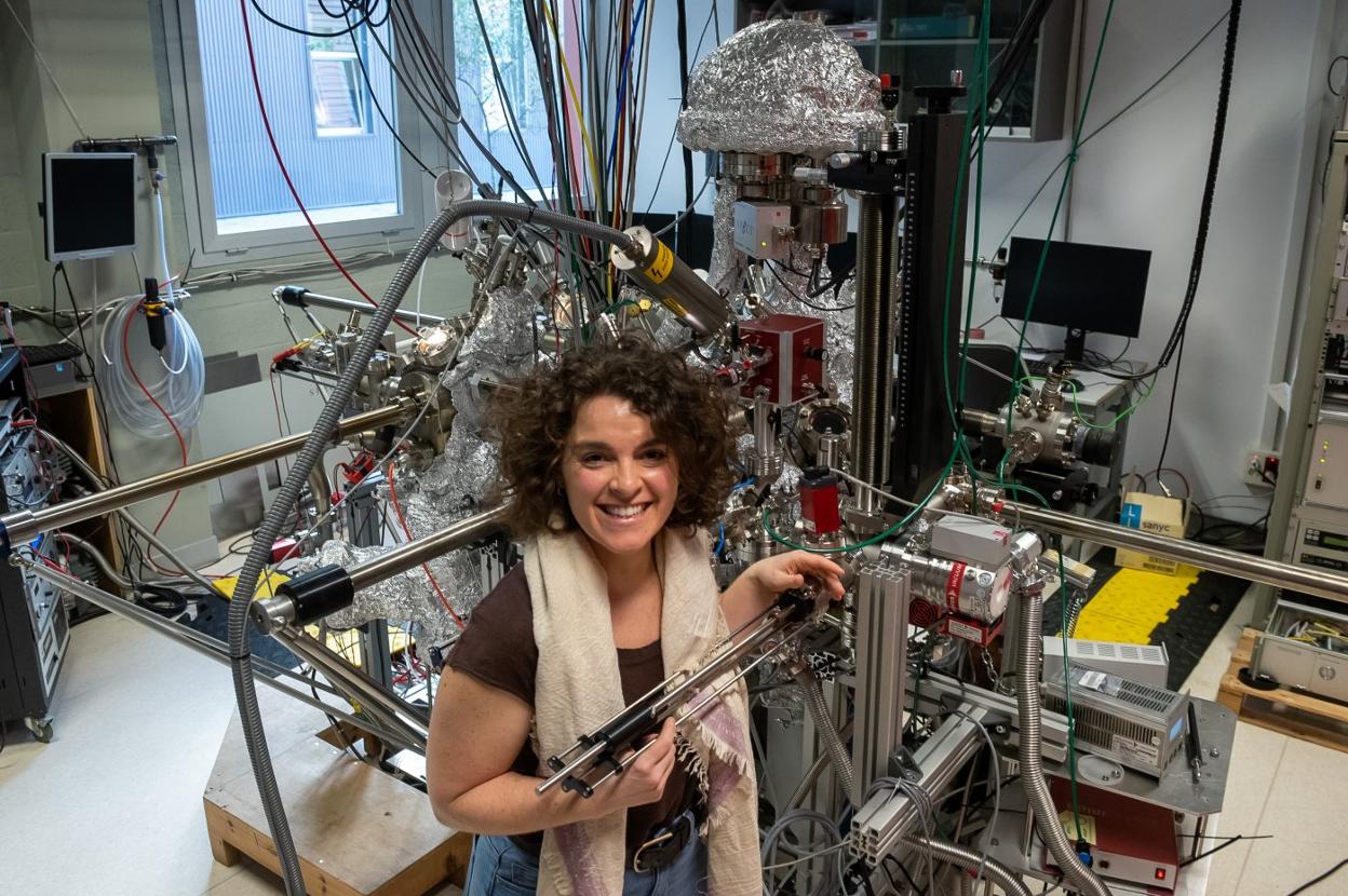La praviana Sara Barja, en su laboratorio de San Sebastián junto a un primer modelo de COSAS. 