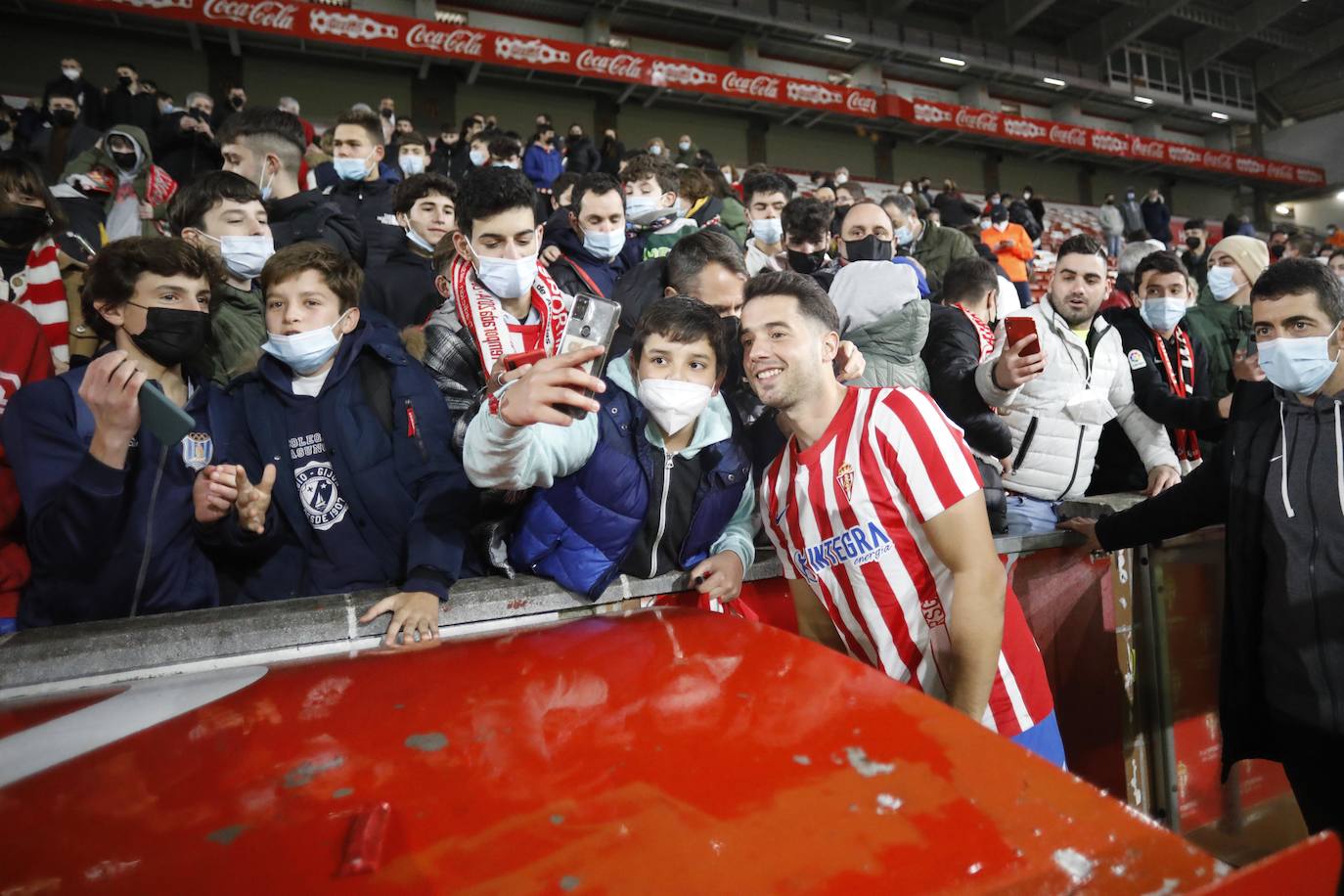 El extremo se presentó este lunes ante medio millar de aficionados que corearon su nombre y celebraron su vuelta al equipo rojiblanco.