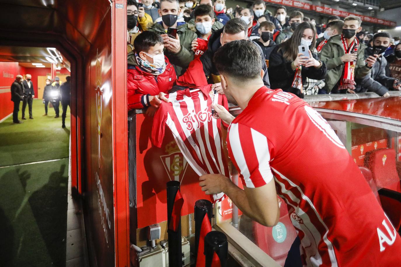 El extremo se presentó este lunes ante medio millar de aficionados que corearon su nombre y celebraron su vuelta al equipo rojiblanco.