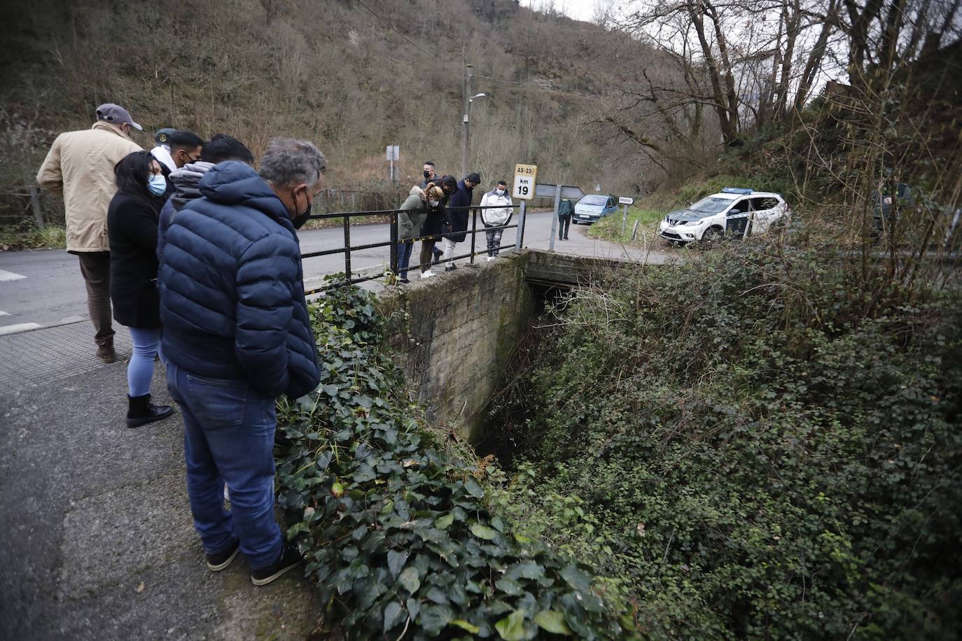 Según las primera hipótesis, la pareja cayó desde una altura de unos cuatro metros en la noche de ayer. Los cadáveres, descubiertos por un joven, estaban en una zona de difícil acceso y escasa visibilidad