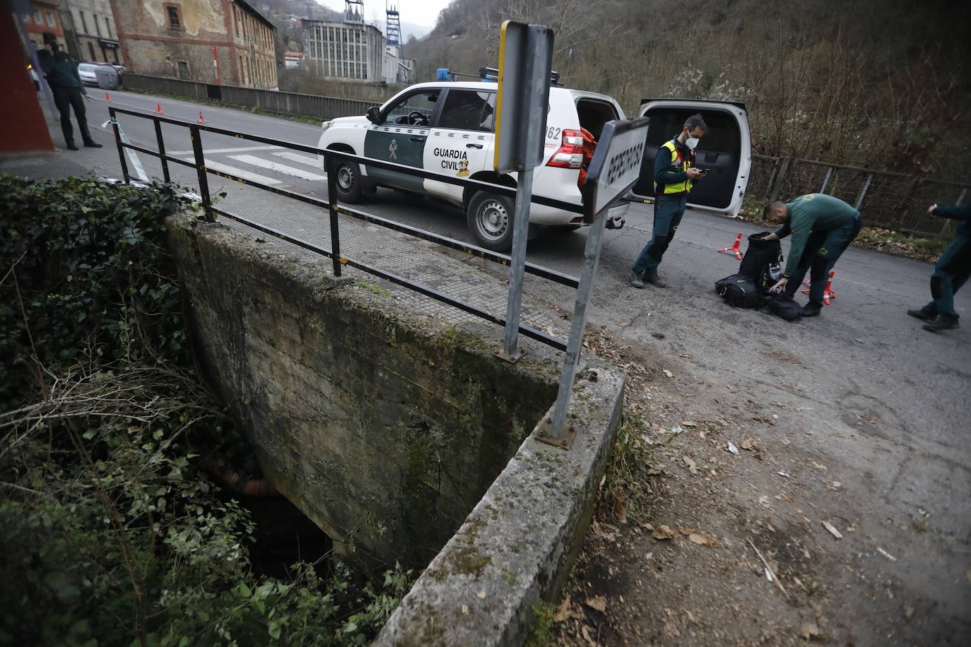 Según las primera hipótesis, la pareja cayó desde una altura de unos cuatro metros en la noche de ayer. Los cadáveres, descubiertos por un joven, estaban en una zona de difícil acceso y escasa visibilidad