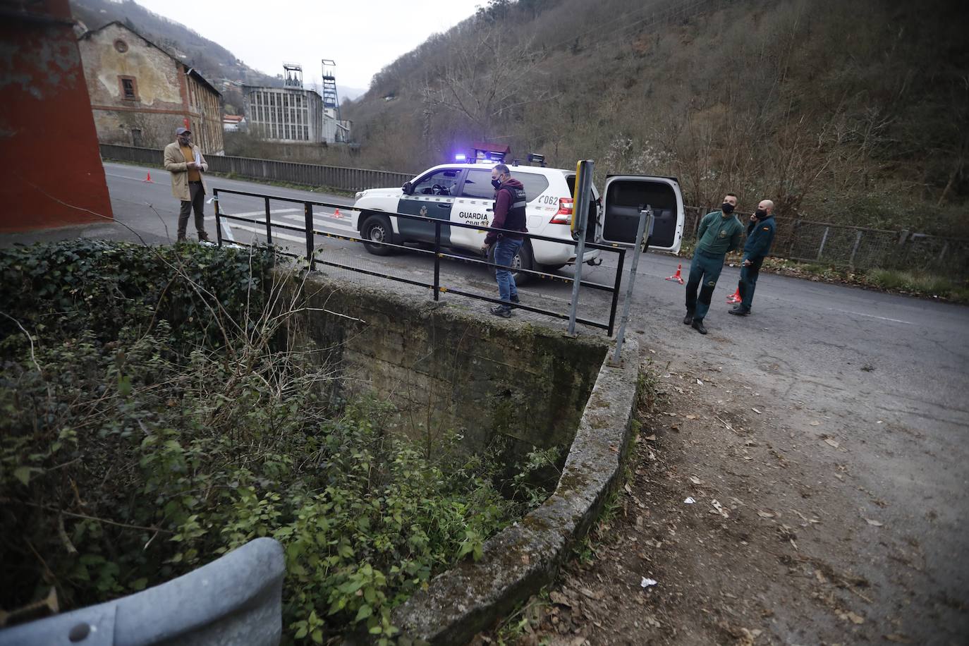 Según las primera hipótesis, la pareja cayó desde una altura de unos cuatro metros en la noche de ayer. Los cadáveres, descubiertos por un joven, estaban en una zona de difícil acceso y escasa visibilidad