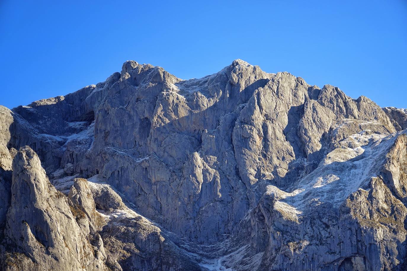 Entre el puerto del Pontón y el municipio de Amieva, atravesando el Parque Nacional de los Picos de Europa, existe un trazado de piedra serpenteante digno de conocer y andar: la senda del Arcedianu 