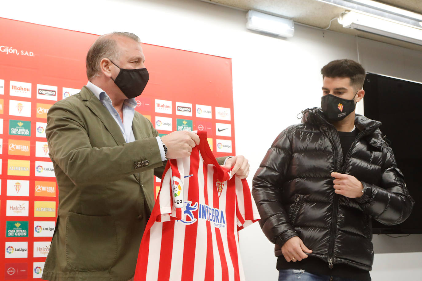 El jugador ha sido presentado este martes en El Molinón, después de haberse entrenado ya con el primer equipo por la mañana.