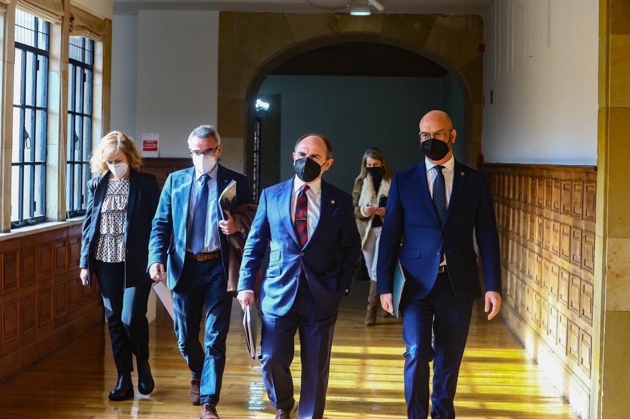 El rector, con miembros de su equipo de gobierno, antes de iniciar la rueda de prensa. 