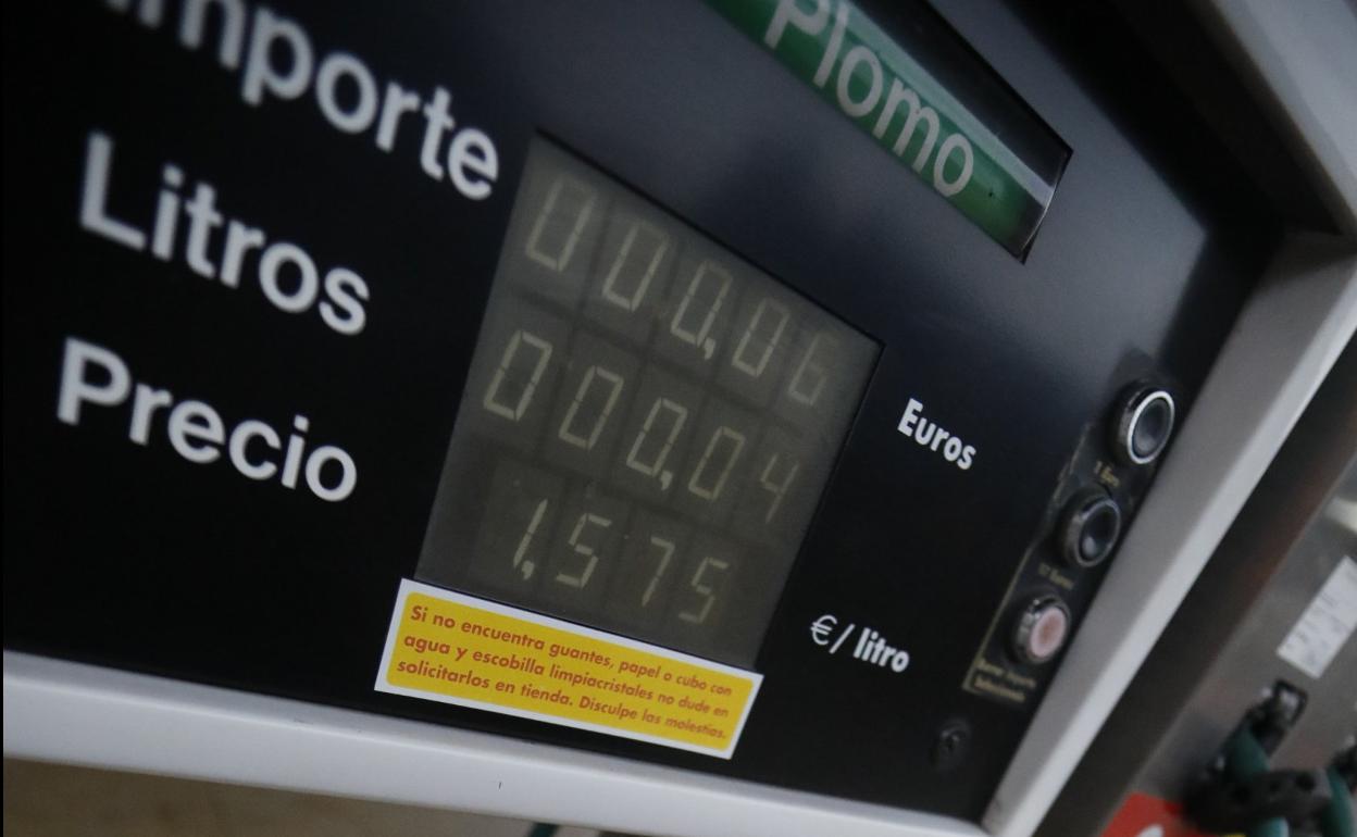 Precio de la gasolina, ayer, en un surtidor de Turón. 