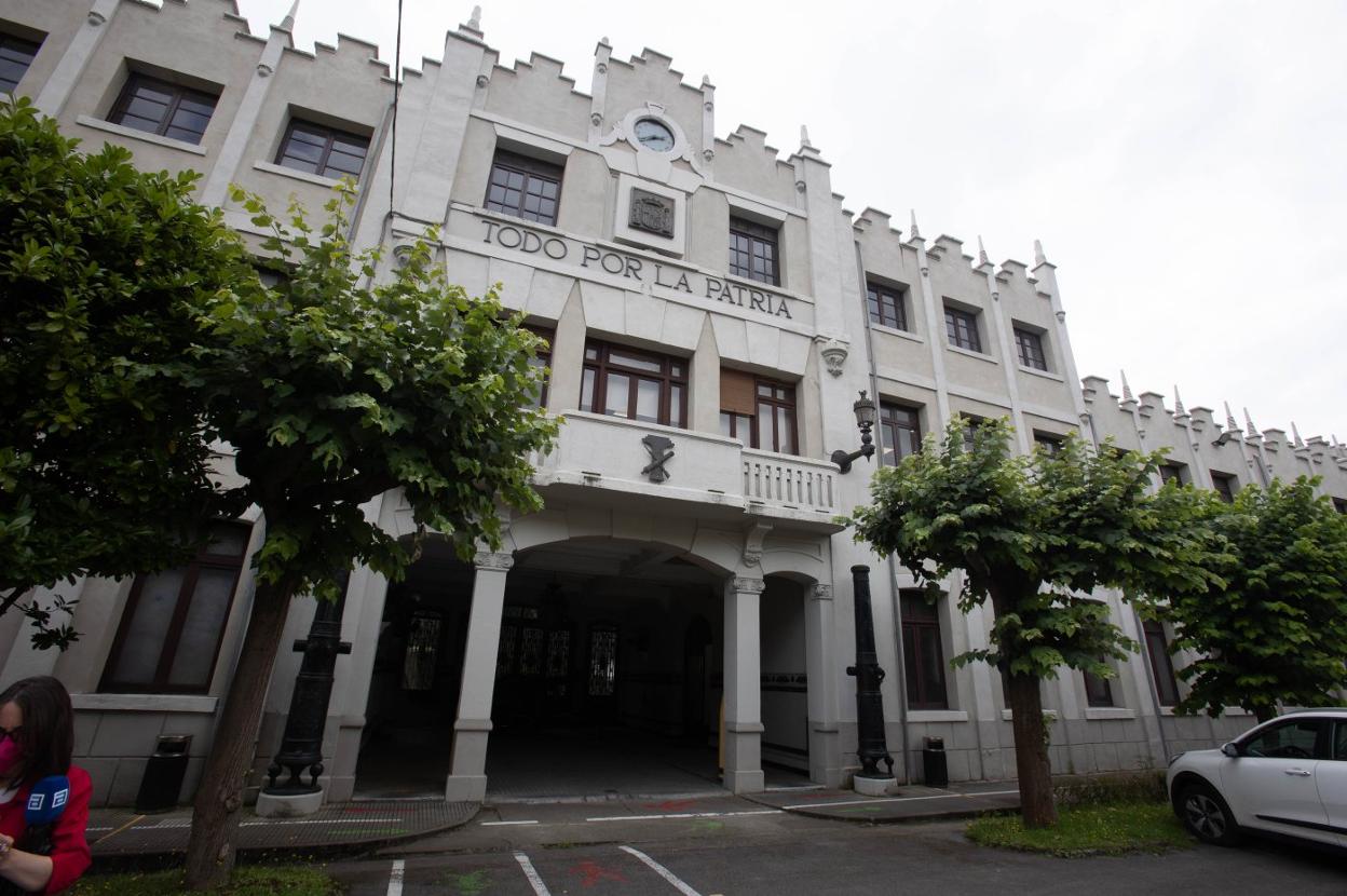 La fachada interior del edificio principal de la fábrica de armas de Trubia