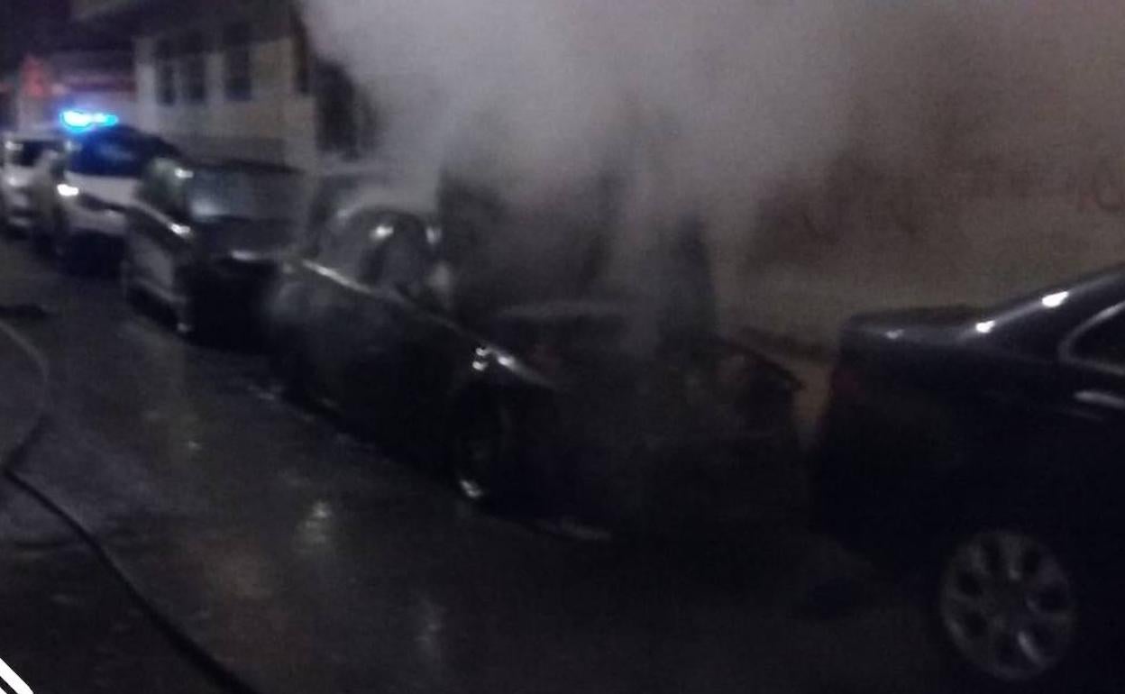 Humo saliendo de uno de los coches 