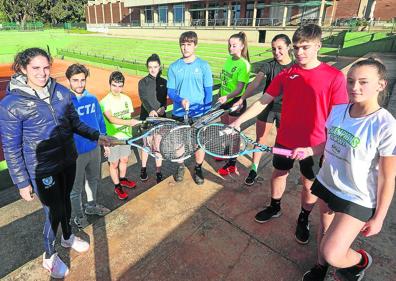 Imagen secundaria 1 - En la primera foto, un grupo de alumnos del Grupo con el profesor Rafa Rascón, de espaldas. Monitores y jugadores en el club de Tenis de Avilés. Una clase en el Club de Tenis de Oviedo. 