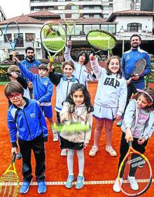 Imagen secundaria 2 - En la primera foto, un grupo de alumnos del Grupo con el profesor Rafa Rascón, de espaldas. Monitores y jugadores en el club de Tenis de Avilés. Una clase en el Club de Tenis de Oviedo. 