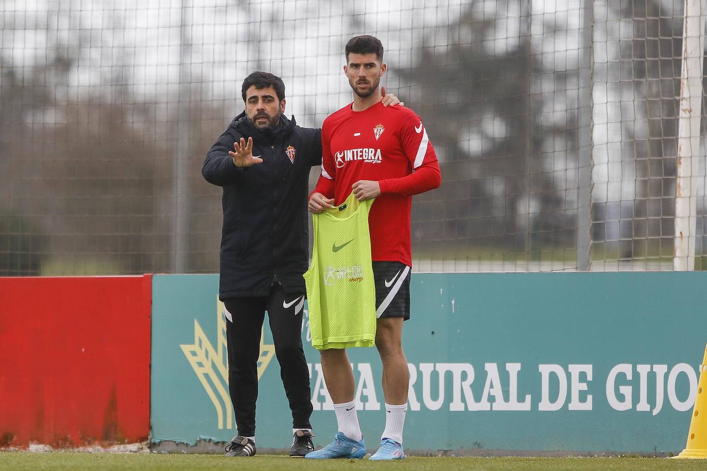 El lateral derecho, cedido por el Girona, se ejercitó con sus nuevos compañeros tras pasar el reconocimiento médico en Mareo y está a disposición de Gallego para el sábado