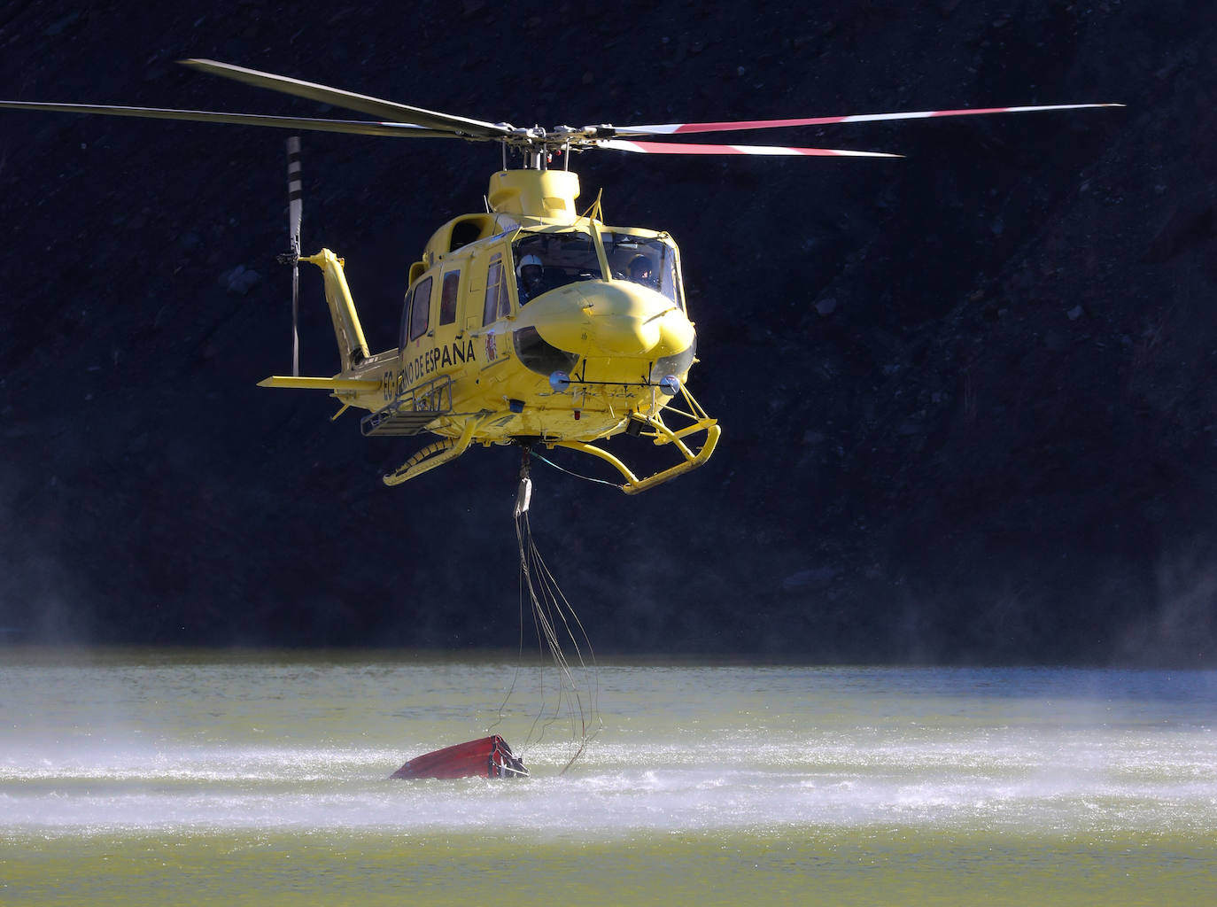 La rápida actuación de los servicios de emergencias impidió que el incendio entrase en la reserva natural de Muniellos, situada en la vertiente inmediatamente aledaña a la zona donde se estaba produciendo el fuego, que tiene todos las indicios de haber sido provocado, como comentaron algunos vecinos de la zona.