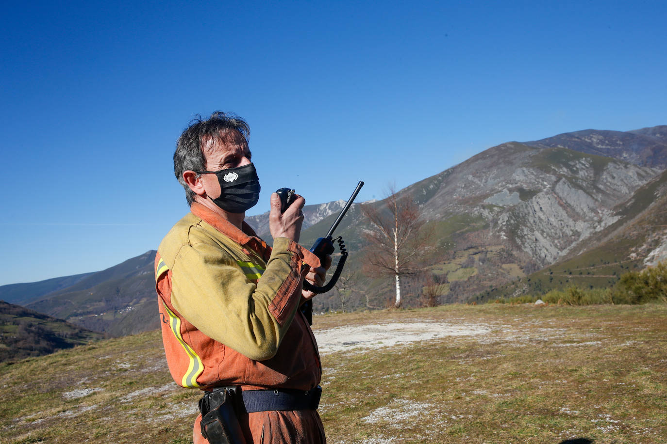 La rápida actuación de los servicios de emergencias impidió que el incendio entrase en la reserva natural de Muniellos, situada en la vertiente inmediatamente aledaña a la zona donde se estaba produciendo el fuego, que tiene todos las indicios de haber sido provocado, como comentaron algunos vecinos de la zona.