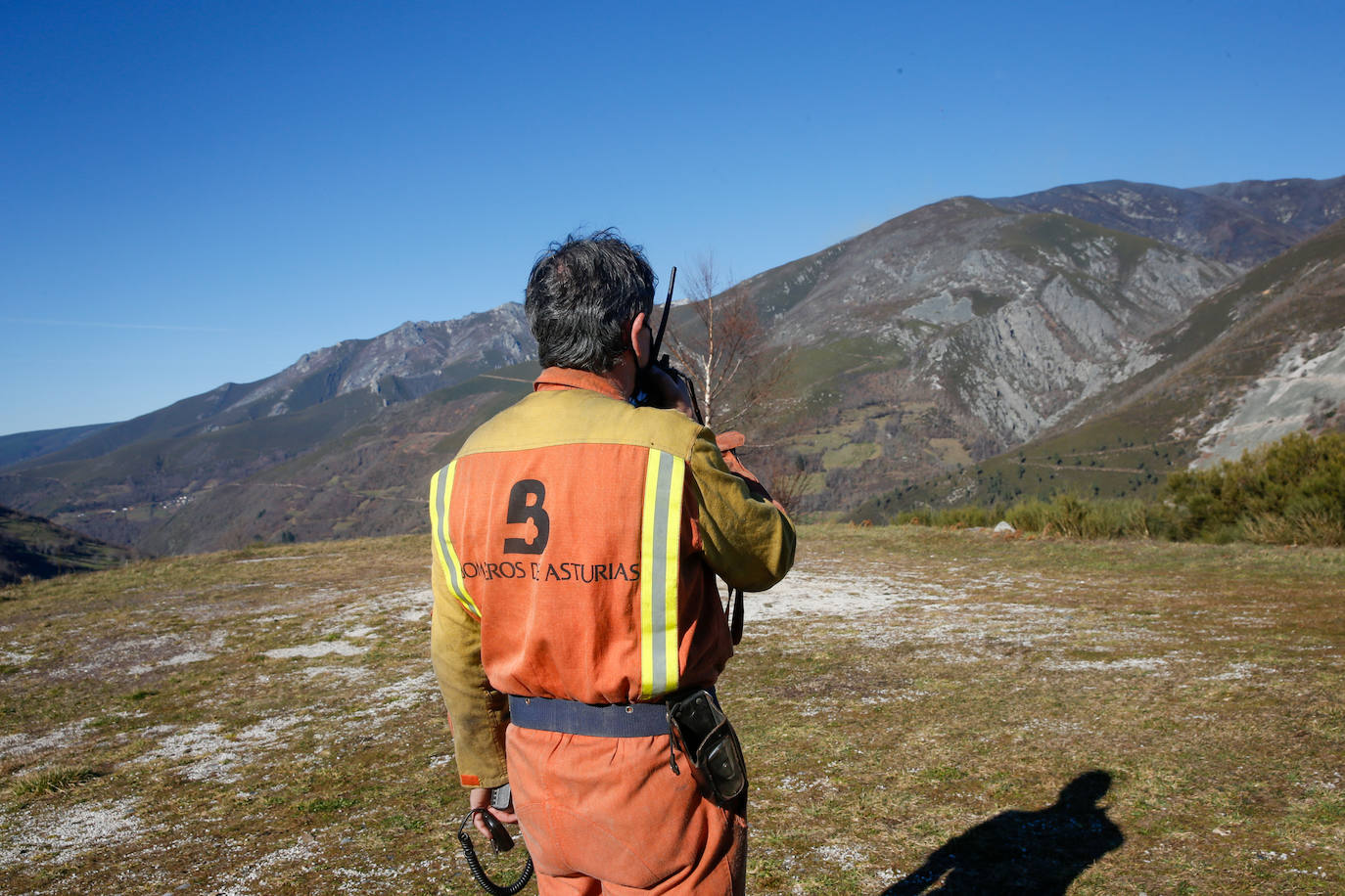 La rápida actuación de los servicios de emergencias impidió que el incendio entrase en la reserva natural de Muniellos, situada en la vertiente inmediatamente aledaña a la zona donde se estaba produciendo el fuego, que tiene todos las indicios de haber sido provocado, como comentaron algunos vecinos de la zona.