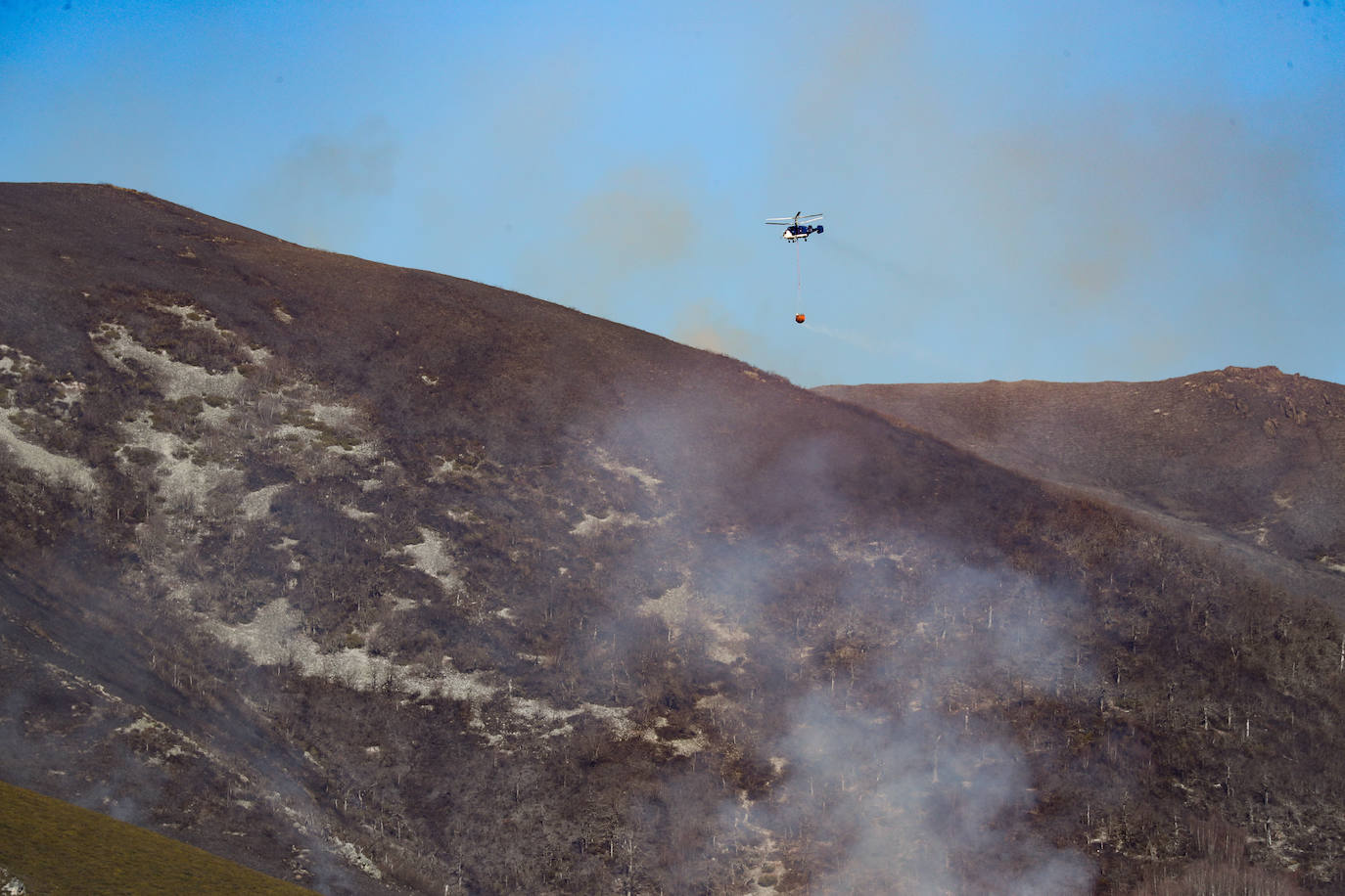 La rápida actuación de los servicios de emergencias impidió que el incendio entrase en la reserva natural de Muniellos, situada en la vertiente inmediatamente aledaña a la zona donde se estaba produciendo el fuego, que tiene todos las indicios de haber sido provocado, como comentaron algunos vecinos de la zona.