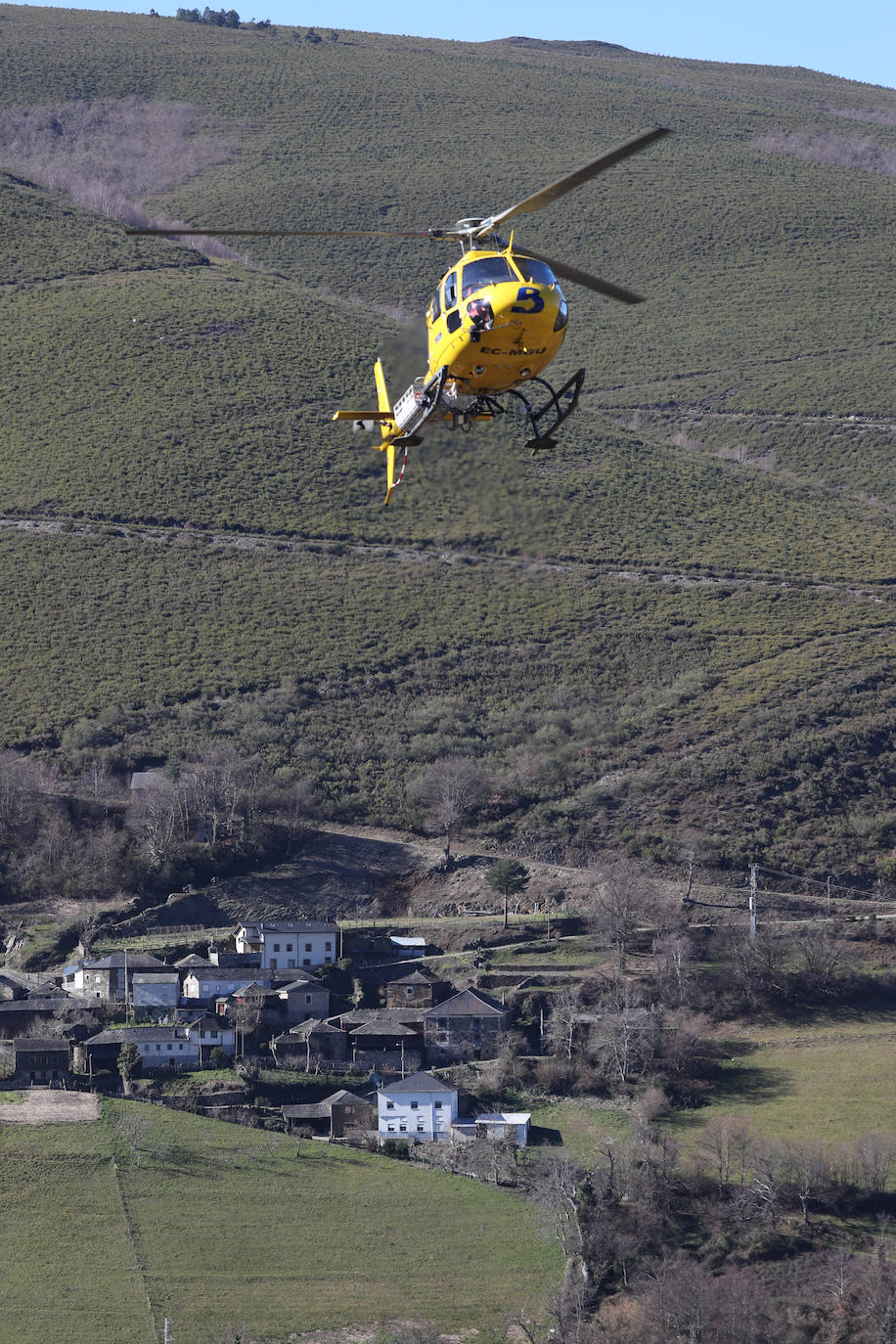 La rápida actuación de los servicios de emergencias impidió que el incendio entrase en la reserva natural de Muniellos, situada en la vertiente inmediatamente aledaña a la zona donde se estaba produciendo el fuego, que tiene todos las indicios de haber sido provocado, como comentaron algunos vecinos de la zona.