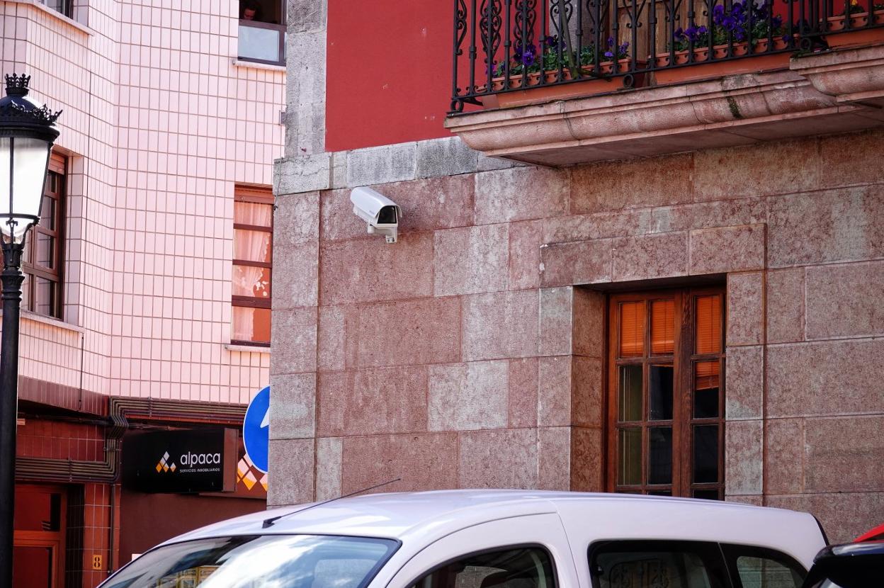 Una de las nuevas cámaras de seguridad instaladas en la plaza Venancio Pando de Arriondas. 