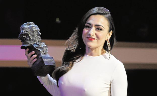 Candela Peña, con uno de sus premios Goya. 