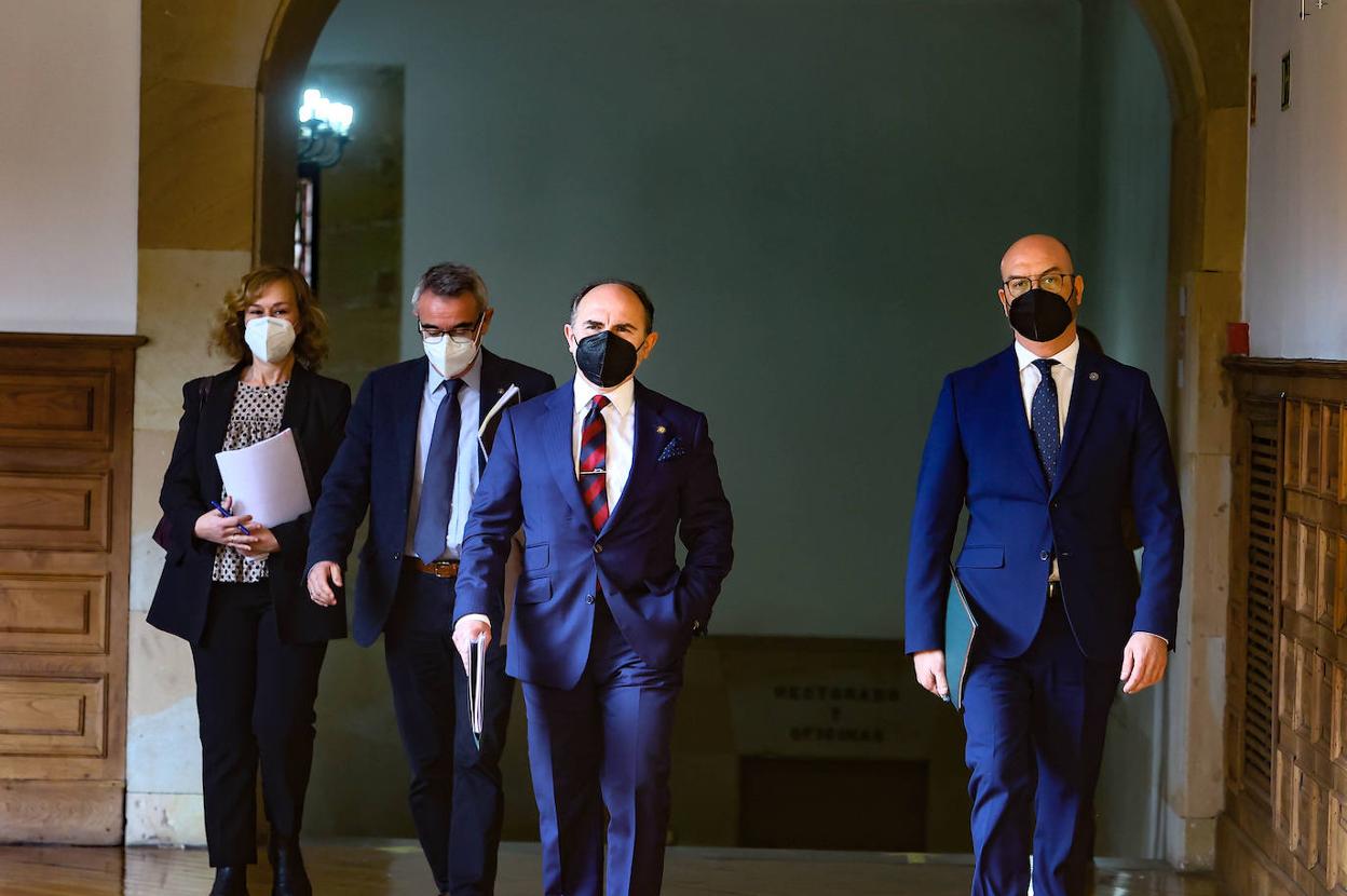 El rector, Ignacio Villaverde, con el equipo de la junta de gobierno en la Universidad. 