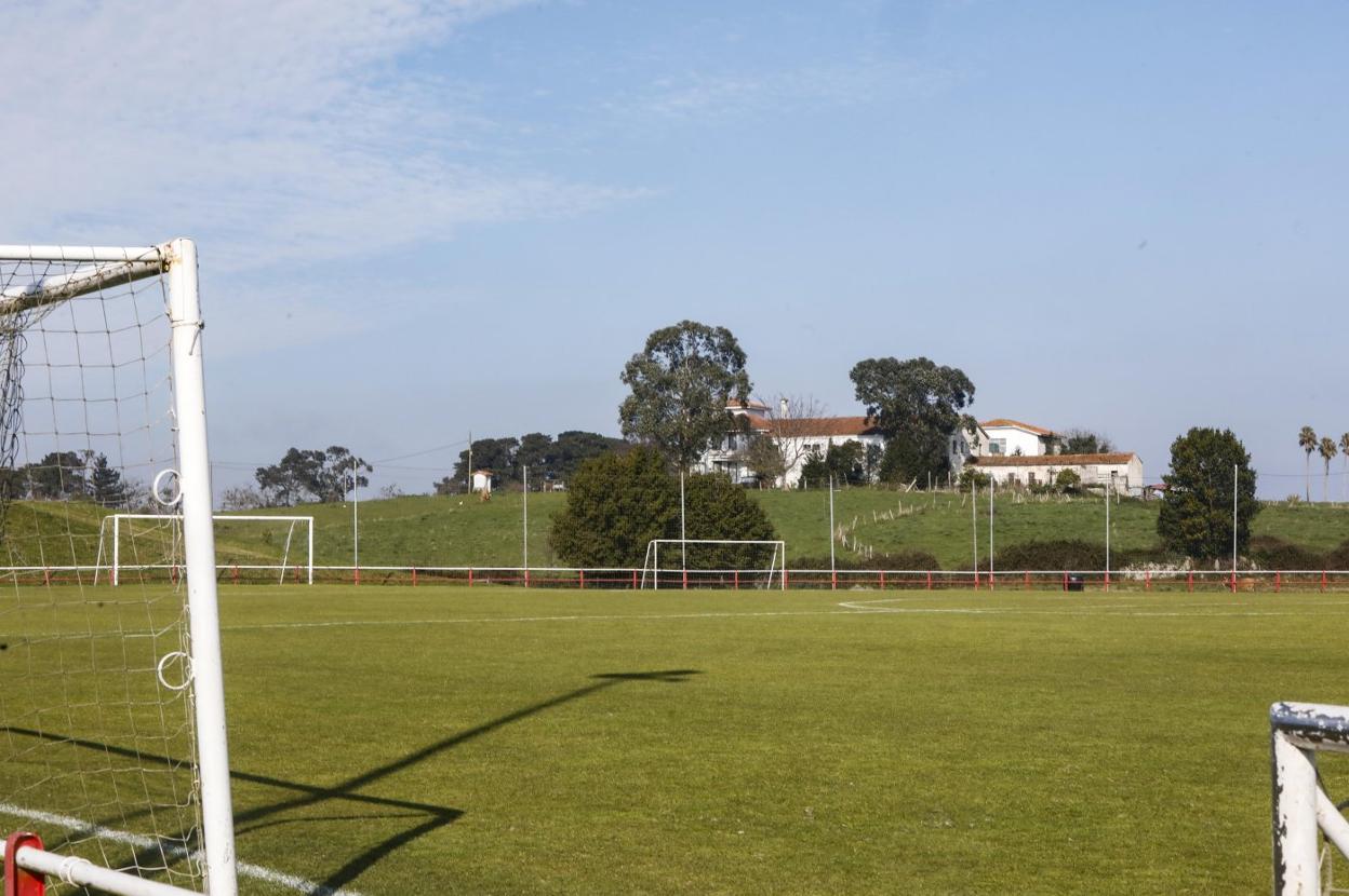 Vista de la finca de 'Las Palmeras', también conocida como 'La Marruca', con su caserío, desde uno de los campos de la Escuela de Fútbol de Mareo.