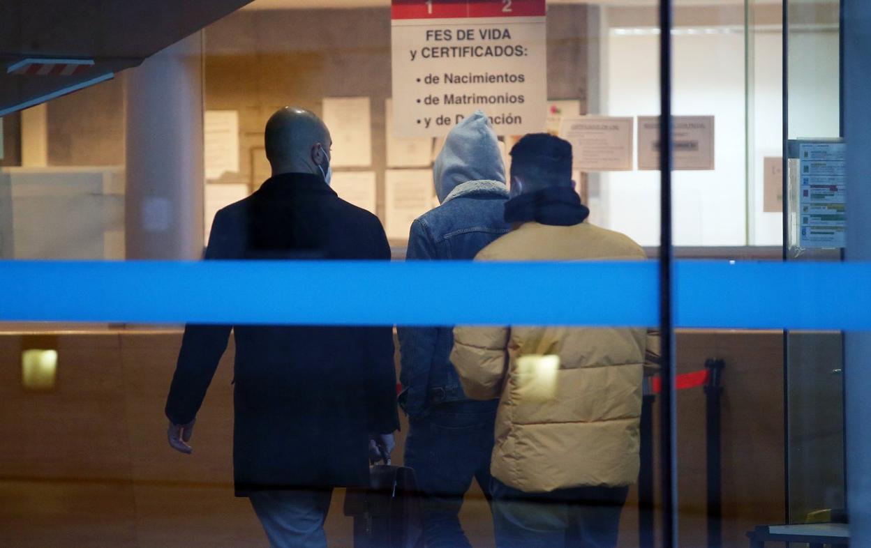 El letrado Manuel Belinchón, a la izquierda y de espaldas, con dos de los jóvenes investigados. 