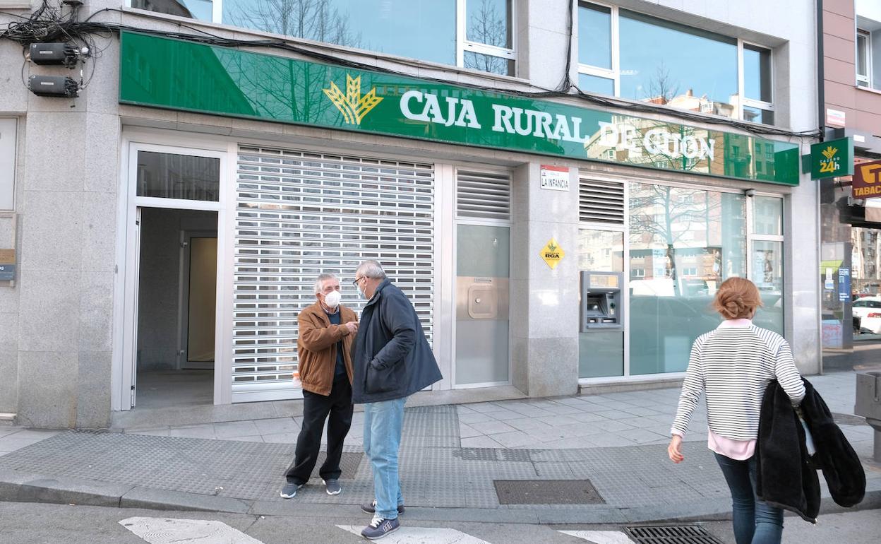 Sucursal bancaria de Caja Rural en el paseo de la Infancia.