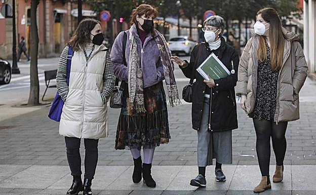 Sara Melero, voluntaria hospitalaria, Aida Rodríguez Fanjul, colaboradora, Yolanda Calero, presidenta de la Asociación Contra el Cáncer y Marina Fernández, psicóloga.