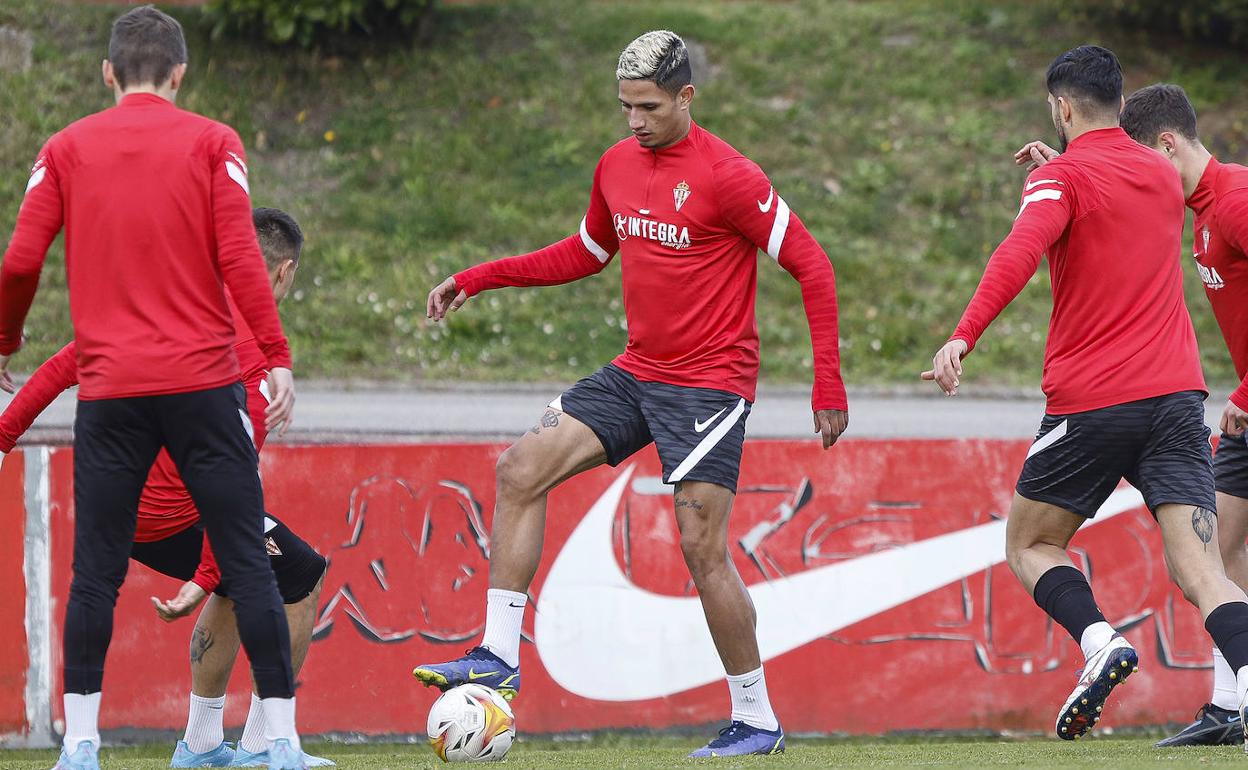 Eric Ramírez durante su primera sesión de entenamiento con el Sporting.